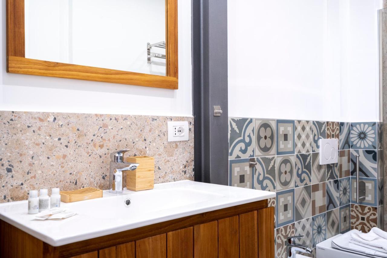 Stazione & Politecnico Stylish Apt With Netflix Бари Экстерьер фото